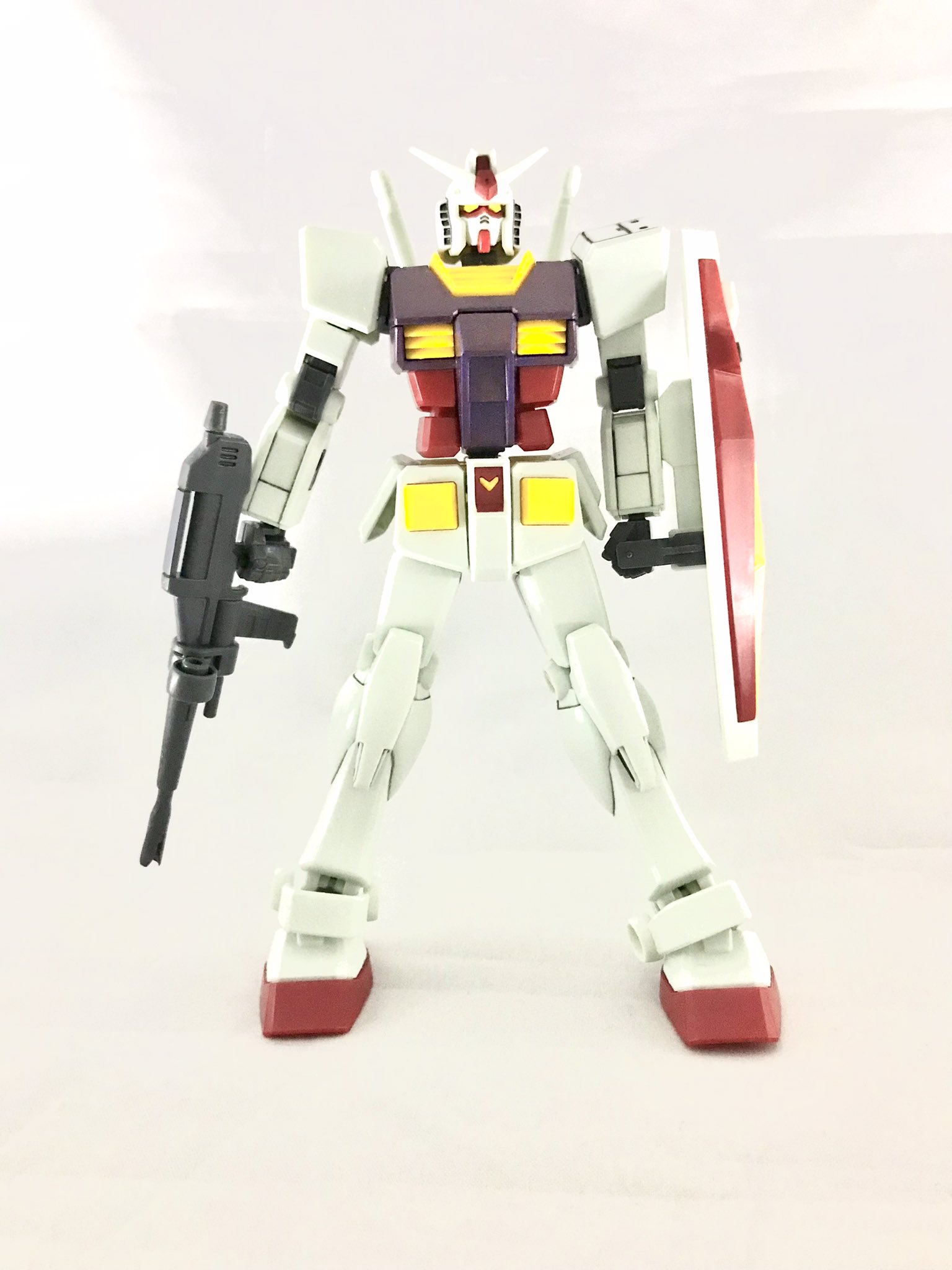Toy Cool Kool Kool Rx 78 2で参戦 昨年動画であげたegガンダム ビーム ビームサーベルの刃先を自作して プチ改造し 墨入れ成形色を活かしたガンダム そこにメタリックパープルの部分塗装を施しました 俺達のegガンダム ガンプラ好きと繋がり