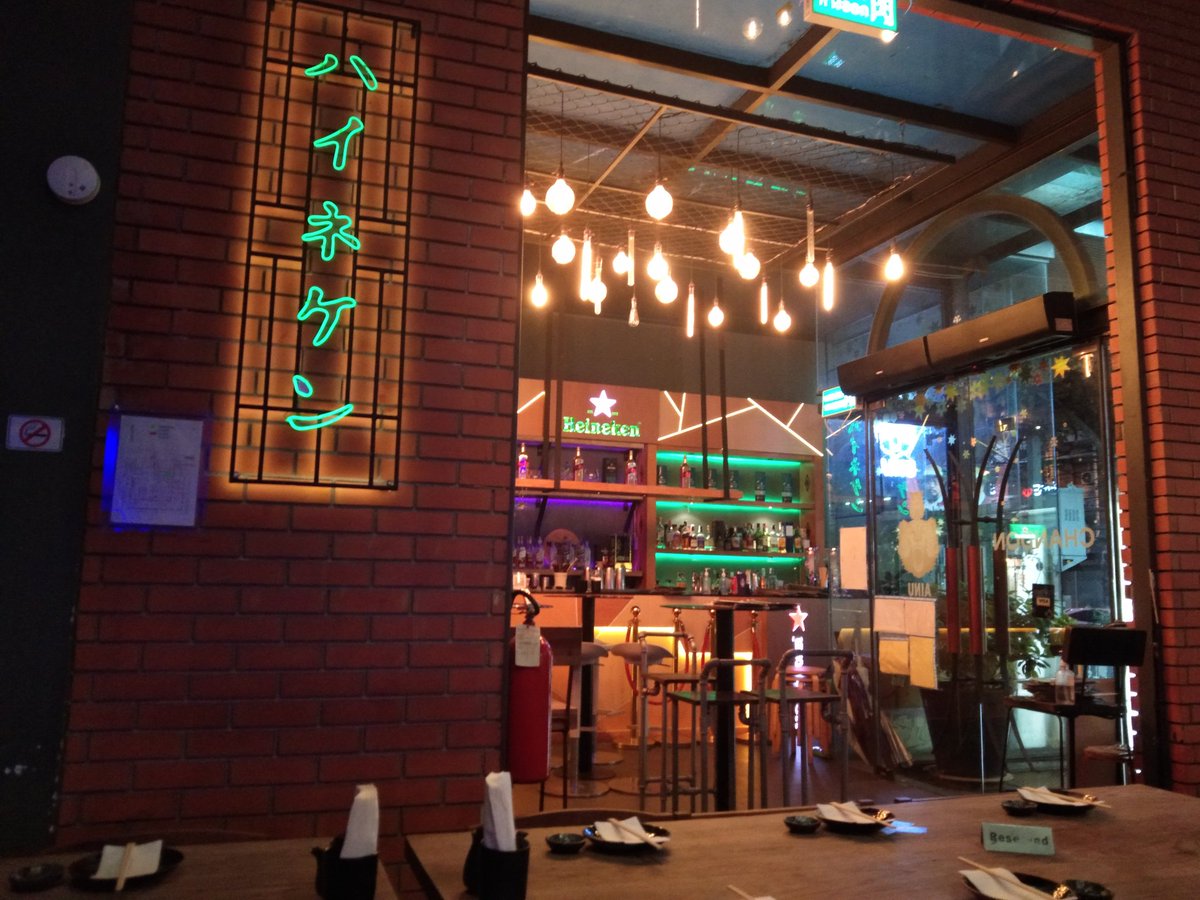 Kojiro95348139's tweet photo. もはや異空間のネオン😂
異様に格好いいハイネケン🍺👍✨
↓ #Ainubar https://t.co/IwfQkdhJpz