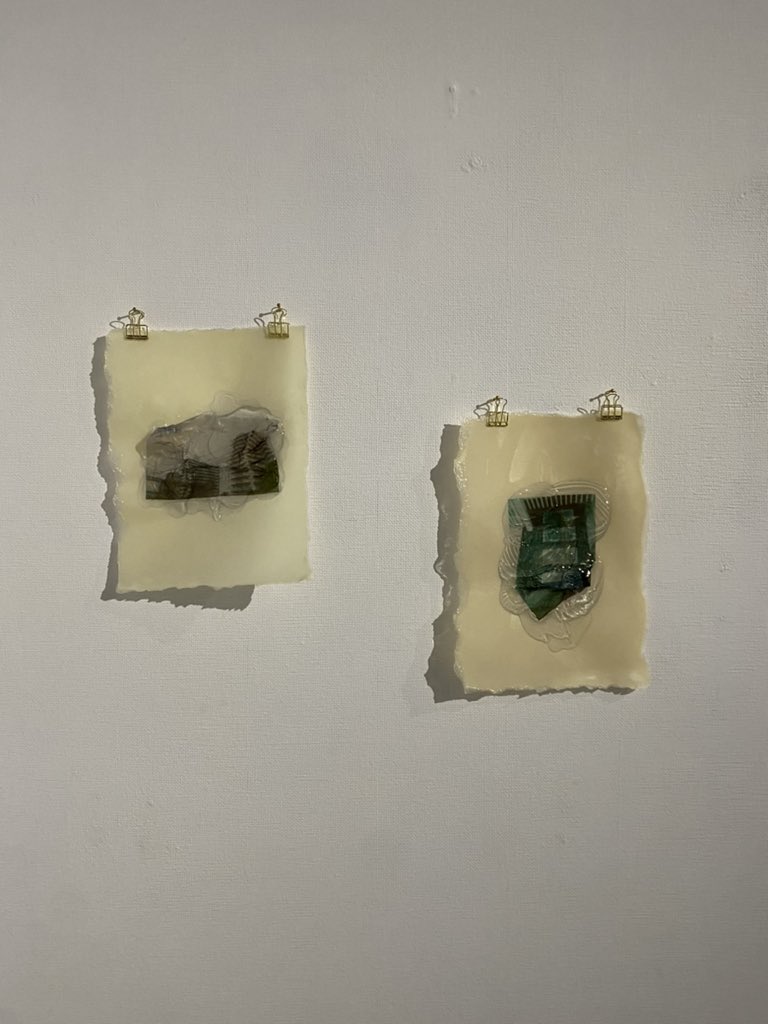 SometaniTaku's tweet photo. GalerieHでは田中綾子さんの個展にお伺いしました。
古材とアクリルを使い転写した写真が溶けている作品にとても惹かれます。 https://t.co/VhvyzN7Njl