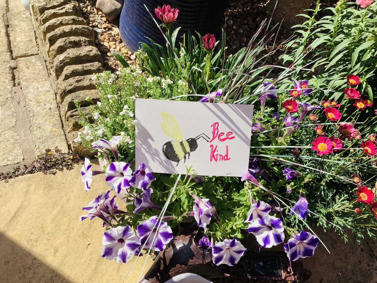 Art71Rachael's tweet photo. Monday Giveaway #Beekind #Freebietime like and share this cute bee mini painting (a5) and tomorrow I shall choose someone at random to win it .. good luck 🐝♥️ https://t.co/S5Am1T5bmD