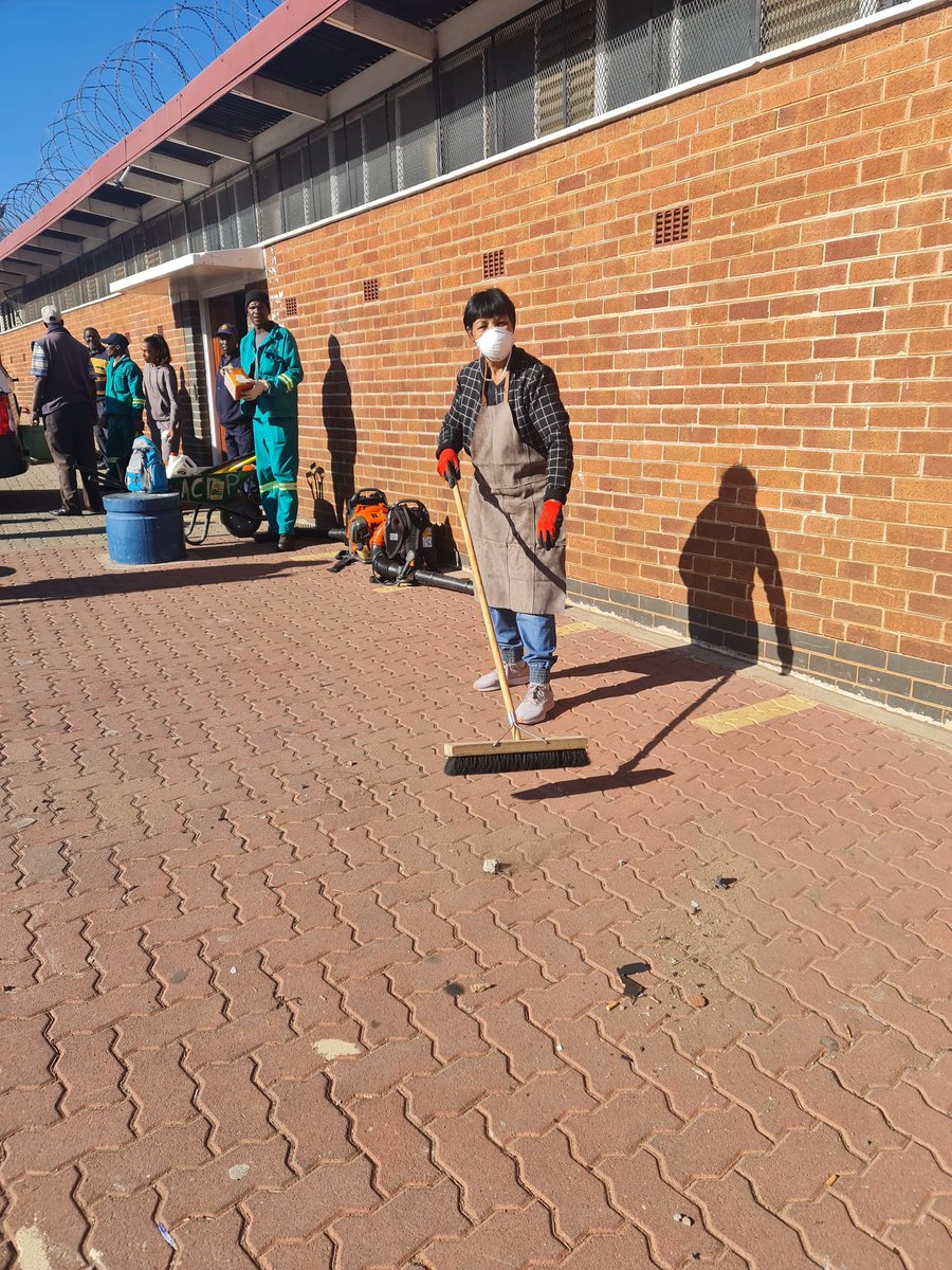 ACDP_GPL's tweet photo. Cleanup commencing at Newclare Swimming pool.

✊️🇿🇦

#MandelaDay 
#67Minutes https://t.co/oq88wvUFEB