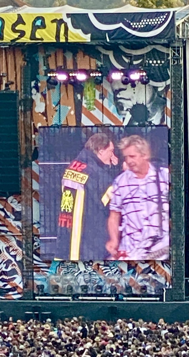 mela_ppcc's tweet photo. @dietotenhosen geben bei ihrem konzert in zürich mit ihrem song 112 eine hommage an die #feuerwehrleute, die täglich ihr leben riskieren. angesichts der europaweiten #waldbrände aktueller denn je https://t.co/bl4DN0EmNH