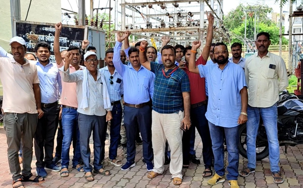 #Jhalawar :  राजस्थान विद्युत कर्मचारी संघ के नेतृत्व में विद्युत कर्मियों का प्रदर्शन

ऊर्जा सचिव के नाम अधीक्षण अभियंता को ज्ञापन सौंपा, पुरानी पेंशन योजना लागू करने की कर रहे मांग,  मांगे पूरी नहीं होने पर 20 जुलाई को संभाग स्तर पर करेंगे प्रदर्शन

#RajasthanWithZee