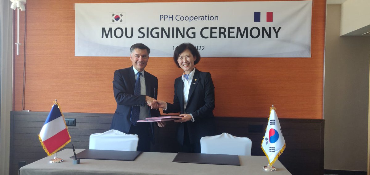 INPI France (@inpifrance) on Twitter photo Il sera de plus en plus facile de déposer des #brevets à l'international grâce aux accords PPH. Un nouveau vient d'être signé avec l'office coréen 🇰🇷 🇫🇷
Le <a href="/KIPOworld_en/">KIPO</a> fait partie de l'IP5, qui regroupe les 5 plus grands offices #PI au monde.🌏
➡️inpi.fr/signature-d-un… Il sera de plus en plus facile de déposer des #brevets à l'international grâce aux accords PPH. Un nouveau vient d'être signé avec l'office coréen 🇰🇷 🇫🇷
Le <a href="/KIPOworld_en/">KIPO</a> fait partie de l'IP5, qui regroupe les 5 plus grands offices #PI au monde.🌏
➡️inpi.fr/signature-d-un…