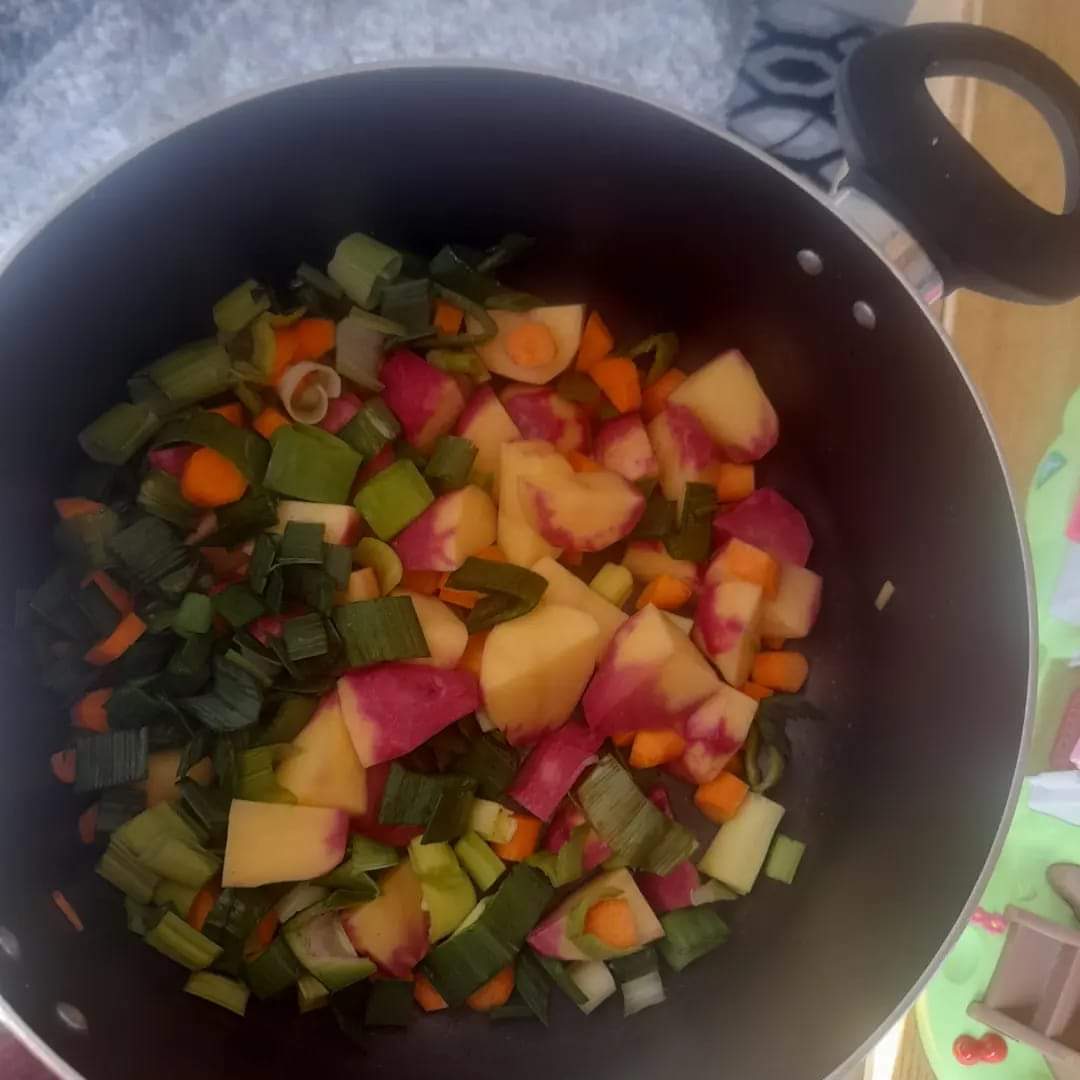 BeechmountBRC's tweet image. Some of our food that we have growing being used to make soup and dinner yesterday 👏👏