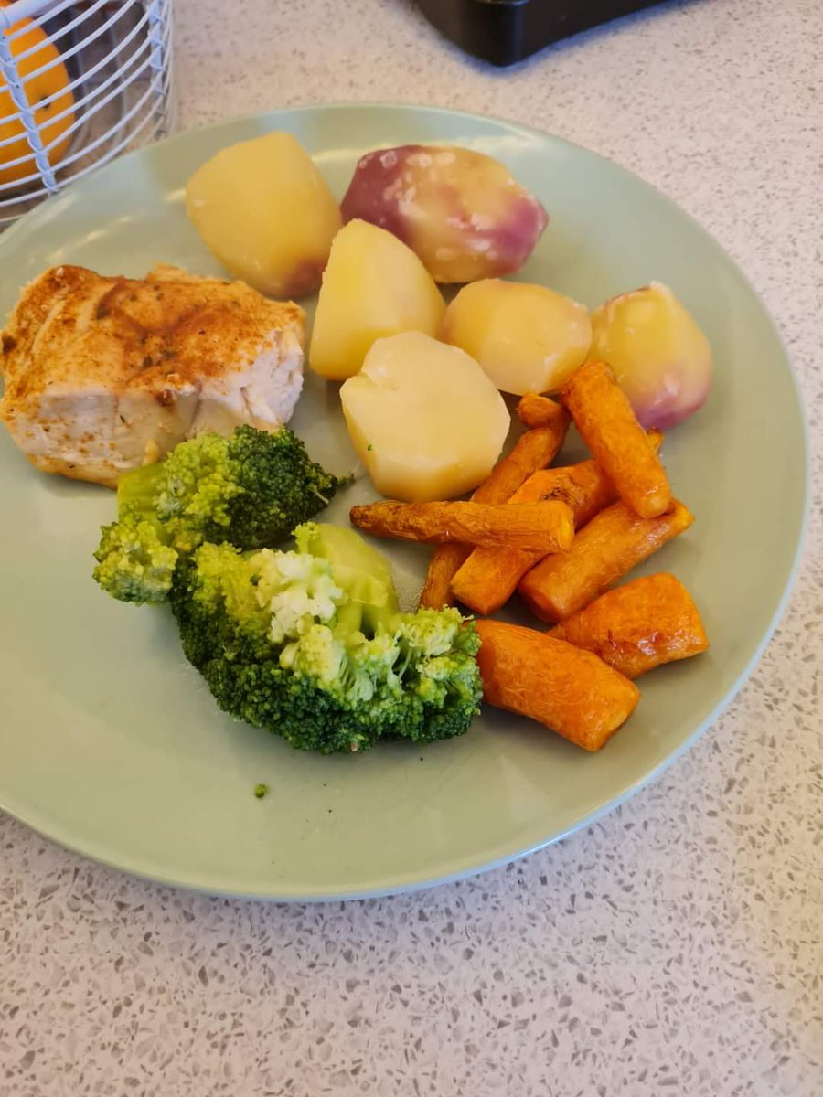 BeechmountBRC's tweet image. Some of our food that we have growing being used to make soup and dinner yesterday 👏👏