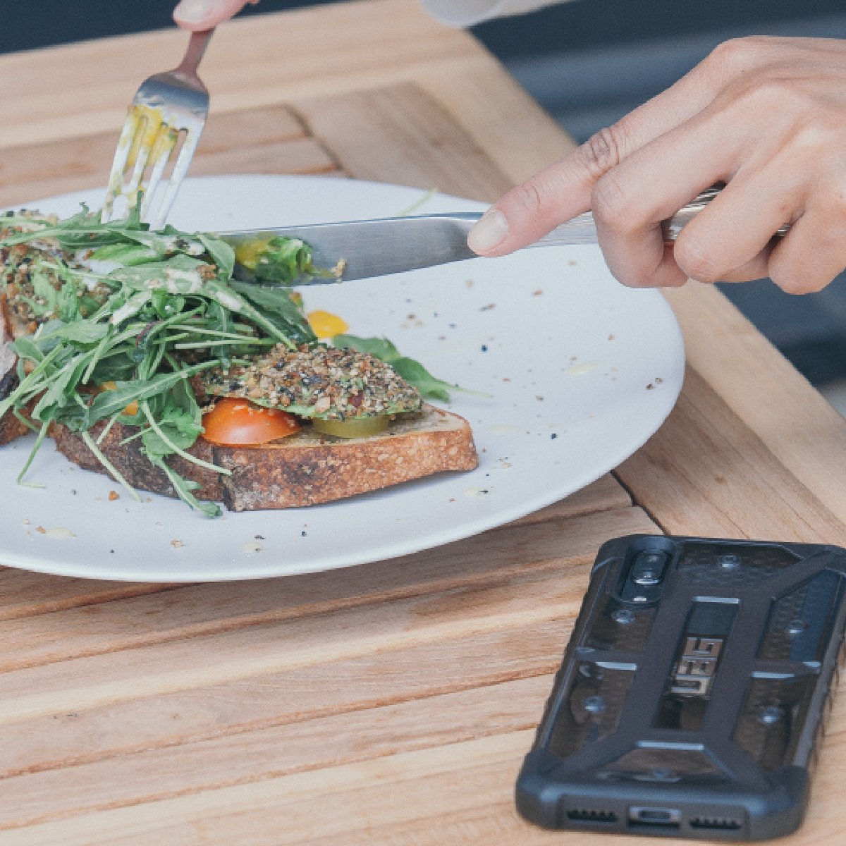 Gammatek's tweet photo. What's for breakfast? 🥞

Enjoy your meal with your phone in hand and no fear of a possible drop!

#UAG #Builttogofurther #Gammatek https://t.co/hV7Khv1Oym