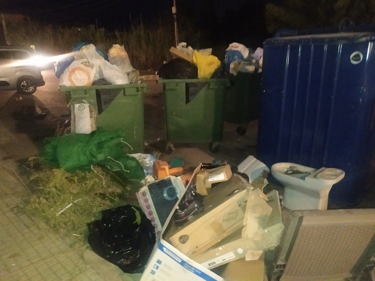 misQ40's tweet photo. Seguimos de noche y de día. La basura hasta arriba y soluciones por parte del @AjuntamentOliva. Eso si, impuestos todos @MiguelMonzonis_ soluciones ya https://t.co/b19Pm3aGDr
