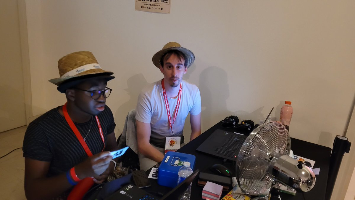 Canapé Fight tweet media