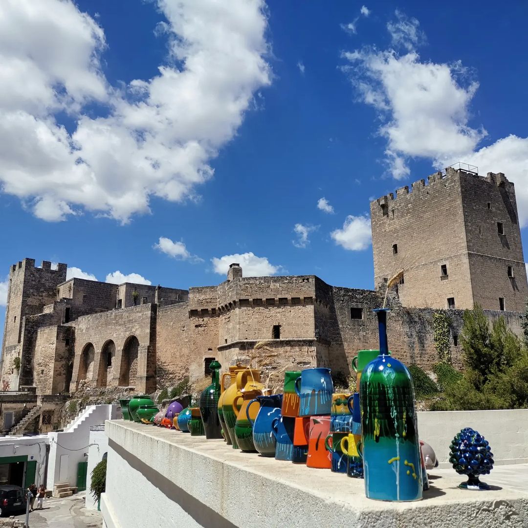viaggiarepuglia's tweet photo. Ha un cuore di ceramica pregiata e un’anima antica Grottaglie, patria di opere in terracotta dalle mille forme e  colori 🎨

#WeAreinPuglia      
 
📸  @mic_mgl https://t.co/7WaqxpwzYR