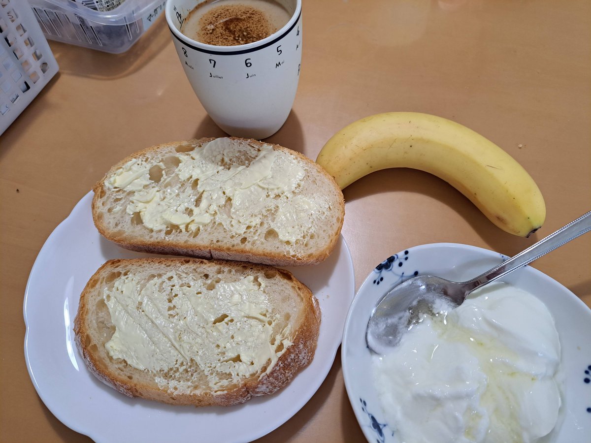 mosquitoos's tweet photo. This is yesterday's breakfast. I spread the margarine on two large pieces of plain bread.
#breakfast
#Japan
#washoku
#margarine
#plainbread https://t.co/ZkCqCb0Ga2
