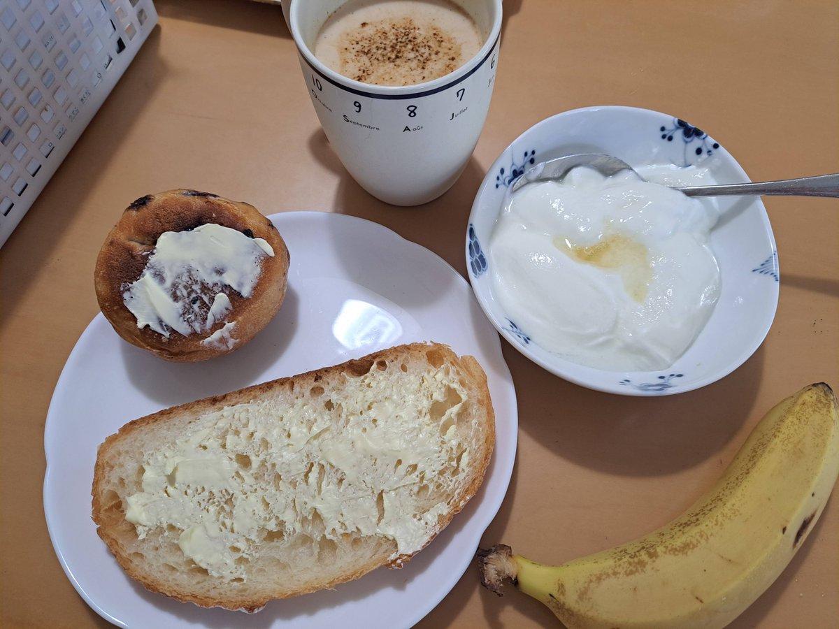 mosquitoos's tweet photo. This is today's breakfast. It's round bread with raisins and British bread.
#breakfast
#Japan
#washoku
#raisins
#plainbread https://t.co/I4b6avy7PG