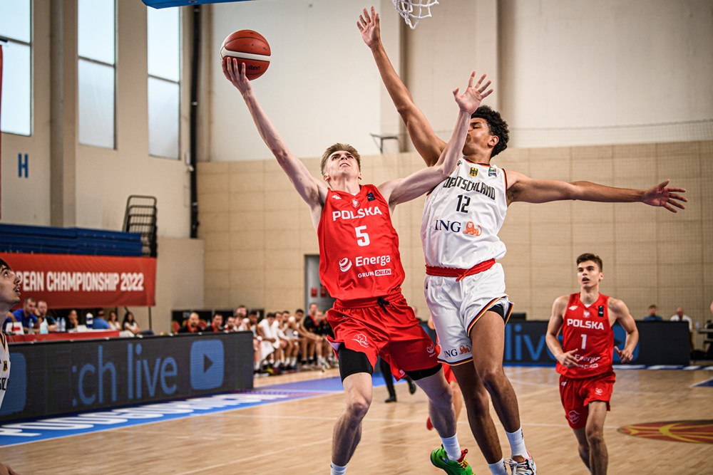 TwardePierniki's tweet photo. Po wyrównanym meczu @KoszKadra  U20 przegrała wczoraj 76:69 z reprezentacją Niemiec 🇩🇪

Dzisiaj decydujący o miejscach w grupie D mecz 🆚 Turcja 🇹🇷 

Transmisja o 🕡 18:45 tu: https://t.co/vwWnZrfPcA

KIBICUJEMY MOCNO! ⚪️🔴

Fot.FIBA

#TwardePierniki #MadeInToruń https://t.co/E4lSM6bKJk