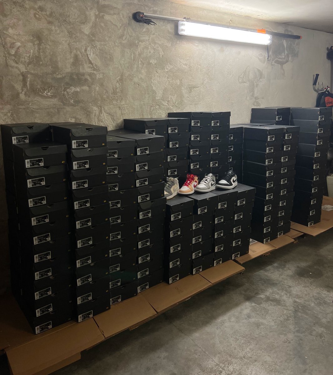 W_8306's tweet photo. +201 Jordan 1 Mid (GS)
+20 Jordan 1 Low 
Group: @sterownikipl @BestNotify_ 
S/o: @mlody_szymek https://t.co/AVFzoWlRNQ