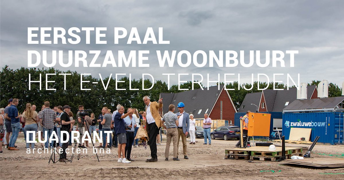 QuadrantArch's tweet image. EERSTE PAAL - Onder het genot van een hapje en een drankje is de eerste paal van de duurzame woonbuurt het E-veld in Terheijden de grond in gegaan. De bewoners hebben dit samen met @zwaluwebouw, @TraaisEnergieC, @Woonvizier en @Drimmelen140162  gevierd.

qarch.nl/nieuws/eerste-…
