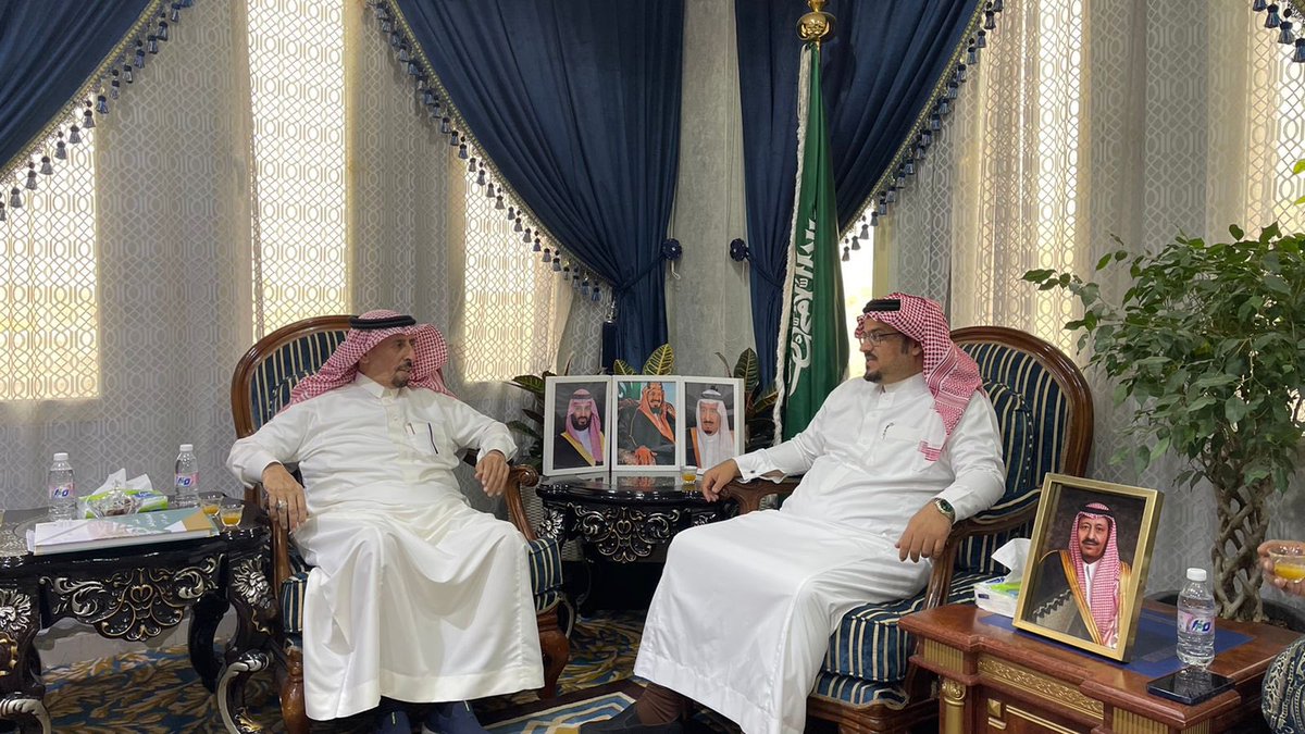 amantalbaha's tweet photo. استقبل #أمين_منطقة_الباحة د. علي السواط بمكتبه اليوم رئيس اللجنة العقارية بالغرفة التجارية الصناعية بالباحة الشيخ/ يحيى أبو راس ونائب الرئيس وأعضاء اللجنة، وتسلم تقريراً مصوراً عن منجزات اللجنة، وقد أشاد أمين المنطقة بجهود ومساهمات اللجنة في الحراك التنموي والإستثماري ��المنطقة. https://t.co/5Z206v5OZk