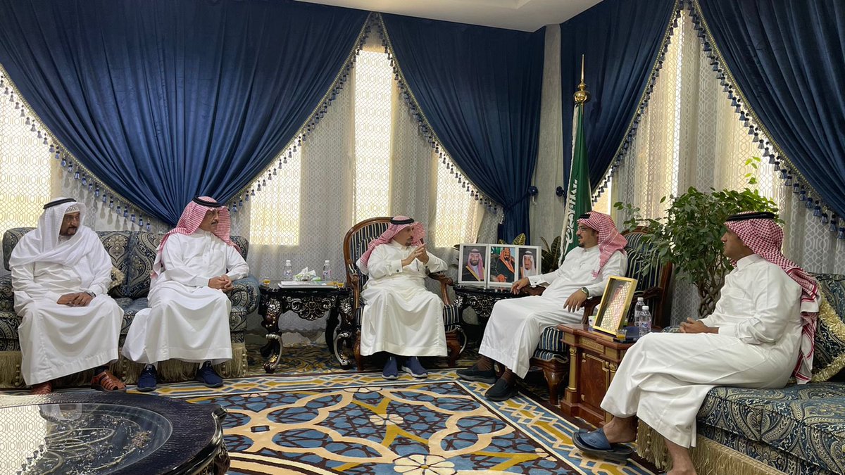 amantalbaha's tweet photo. استقبل #أمين_منطقة_الباحة د. علي السواط بمكتبه اليوم رئيس اللجنة العقارية بالغرفة التجارية الصناعية بالباحة الشيخ/ يحيى أبو راس ونائب الرئيس وأعضاء اللجنة، وتسلم تقريراً مصوراً عن منجزات اللجنة، وقد أشاد أمين المنطقة بجهود ومساهمات اللجنة في الحراك التنموي والإستثماري ��المنطقة. https://t.co/5Z206v5OZk