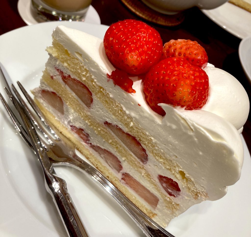 今日はナガノマーケット 名古屋(ナガノさんはちいかわの作者さん)に行ってきたよー!♪( (^O^و(و "
うさぎ が好きだから色紙の展示がうさぎで良かった💛着ぐるみは うさぎ が出張中で ハチワレが迎えてくれた!
PARCOだったのでクソデカショートケーキ🍓も食べてきて満足した!(苦しかった...)