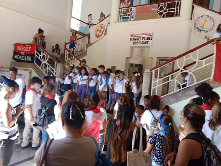 EducaPlaza's tweet photo. Nuestro colectivo Manuel Valdés Rodríguez desarrollando múltiples actividades por el día de los niños #Conquistando el futuro # También como parte de la jornada se le hizo entrega del reconocimiento Ya sé leer !!! a los pioneros de 1er grado. Felicidades.
#CubaPorLaPaz https://t.co/PimjM9PQ9u