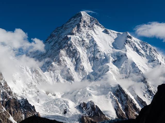 Paperclip_In's tweet photo. The K2 stands out like a force of nature on the Pakistan-China border, waiting to strike you down if you dare step on it. Today's thread is about an expedition that failed just owing to a superstition. 1/20 https://t.co/cyiLsInjQ2