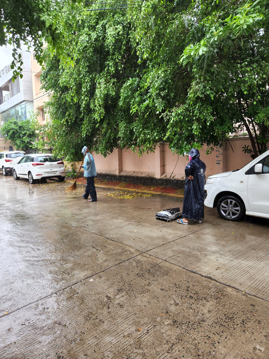 ajaysgoyal's tweet photo. 2/2 
मन प्रफुल्लित हो गया. 
जोश से भरे, कार्य को समर्पित इन्ही कर्मचारियों के कारण सफाई सर्वेक्षण में इंदौर पिछले पाँच बार से लगातार पहली पायदान पर है. उम्मीद है कि आने वाले सर्वेक्षण में इंदौर एक बार पुनः छक्का लगाकर नंबर वन पर आएगा. @PMOIndia @HardeepSPuri @SwachhIndore https://t.co/HC8AkoQUAs