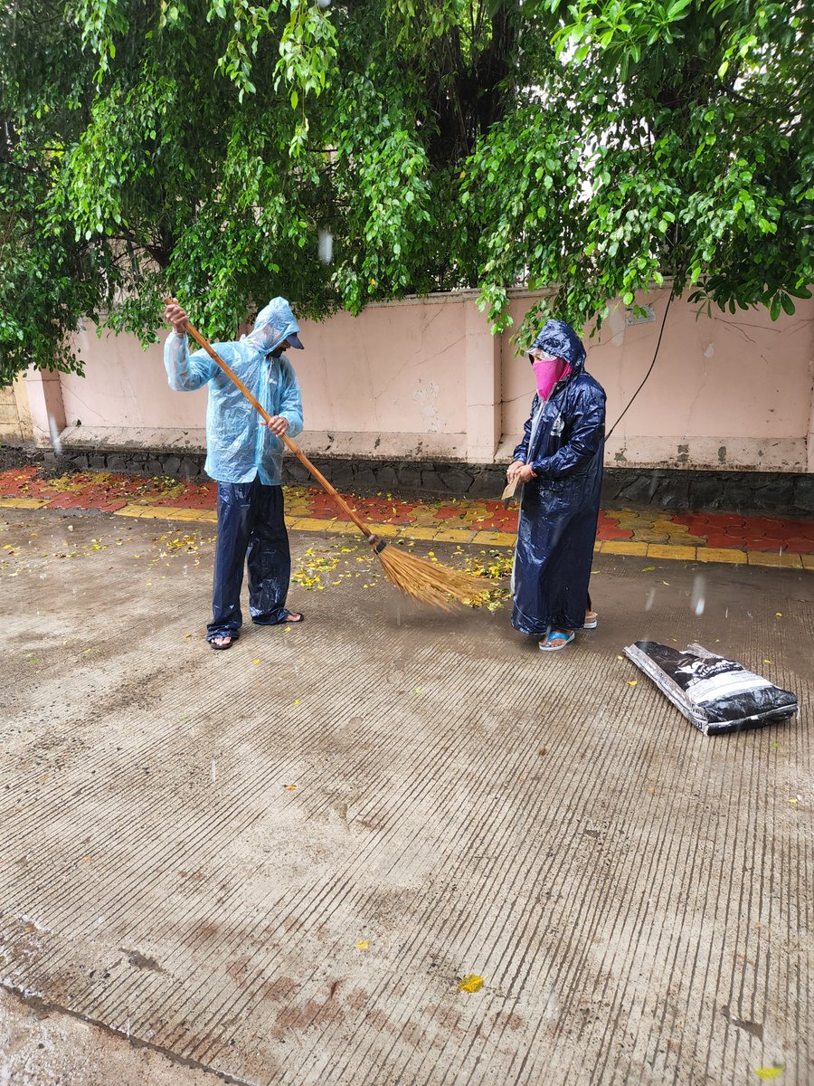 ajaysgoyal's tweet photo. 2/2 
मन प्रफुल्लित हो गया. 
जोश से भरे, कार्य को समर्पित इन्ही कर्मचारियों के कारण सफाई सर्वेक्षण में इंदौर पिछले पाँच बार से लगातार पहली पायदान पर है. उम्मीद है कि आने वाले सर्वेक्षण में इंदौर एक बार पुनः छक्का लगाकर नंबर वन पर आएगा. @PMOIndia @HardeepSPuri @SwachhIndore https://t.co/HC8AkoQUAs