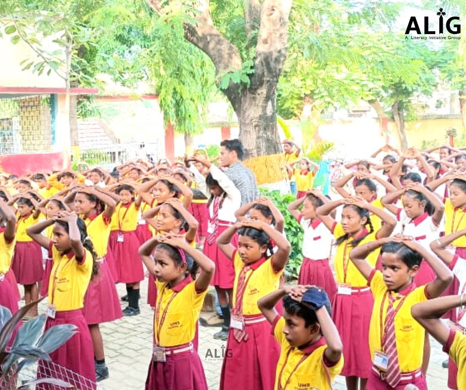 AligSociety's tweet photo. Just one small positive thought or action in the morning can change our whole day. Students of government schools in #Jharkhand start their day with regular exercise and stretches to keep up the entire day. 💛
📍- #Gadra
#Jharkhand #morning #habits #exercise #children https://t.co/dIs7b6rJ9d
