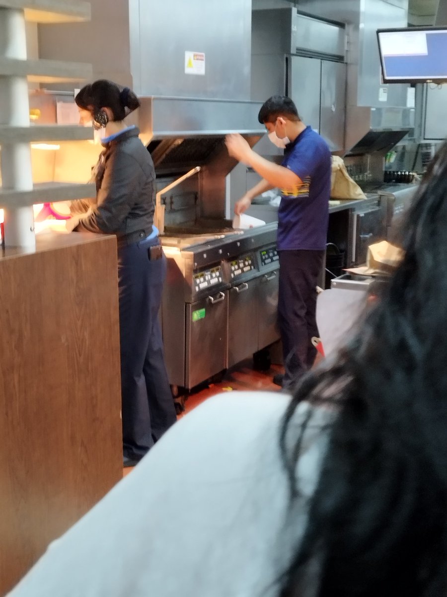 carlos22rm's tweet photo. @McDonaldsMexico está es la imagen del caos en Mc lomas verdes pasar aceites de una Tarja a otra con un vaso a mano "limpia", la segunda la mezcla de refrescos de los mal servidos a los que si eran y otra de todos metidos quien sabe dónde con una fila de 10 esperando "servicio" https://t.co/PHgjuzH79Y
