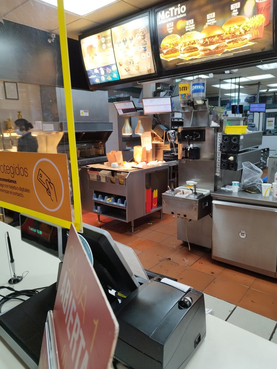 carlos22rm's tweet photo. @McDonaldsMexico está es la imagen del caos en Mc lomas verdes pasar aceites de una Tarja a otra con un vaso a mano "limpia", la segunda la mezcla de refrescos de los mal servidos a los que si eran y otra de todos metidos quien sabe dónde con una fila de 10 esperando "servicio" https://t.co/PHgjuzH79Y