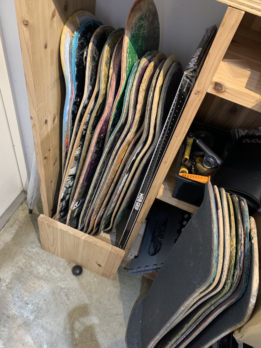 waveystore's tweet photo. 当店でスケボーを購入する方が増えて、新しいのに交換していった結果、、

廃デッキ欲しい方、店舗受け取り限定でお渡ししております！！
お問い合わせは、DMもしくはプロフィールに記載の電話番号までお願いいたします🙇‍♂️

#スケボー
#三軒茶屋
#スケートショップ
#茶沢通り
#世田谷区
#東京 https://t.co/S7XrQTO5F3