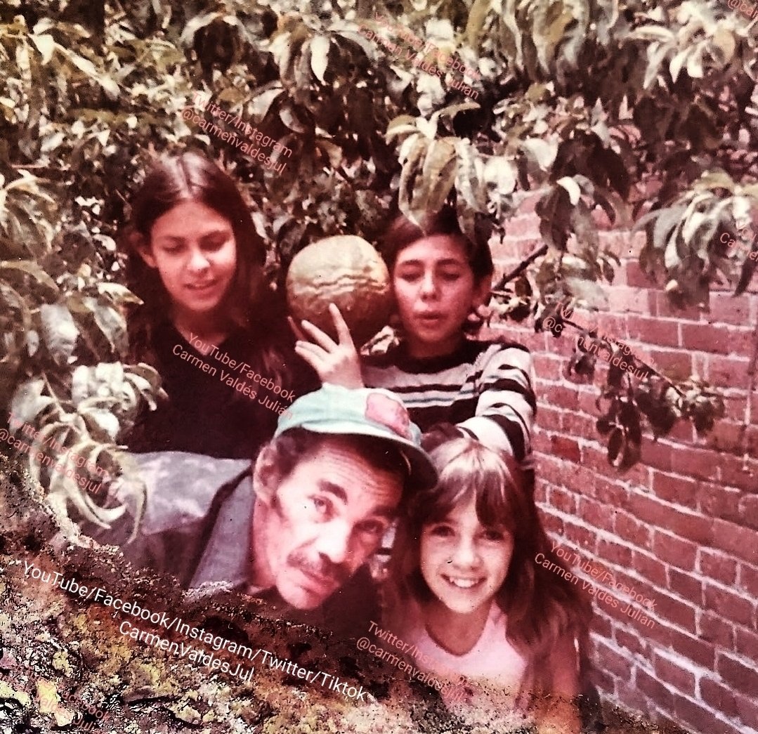 Maravilloso recuerdo con mi padre en nuestra casa de Coyoacán, mi papá preparó carne asada para todos y pasamos un día hermoso! En la foto arriba mis hermanos Gabriela y Esteban y yo abajo junto a mi querido padre! Inédita RT 🙏 #ramonvaldes #Monchito #donramón #seumadruga #quico