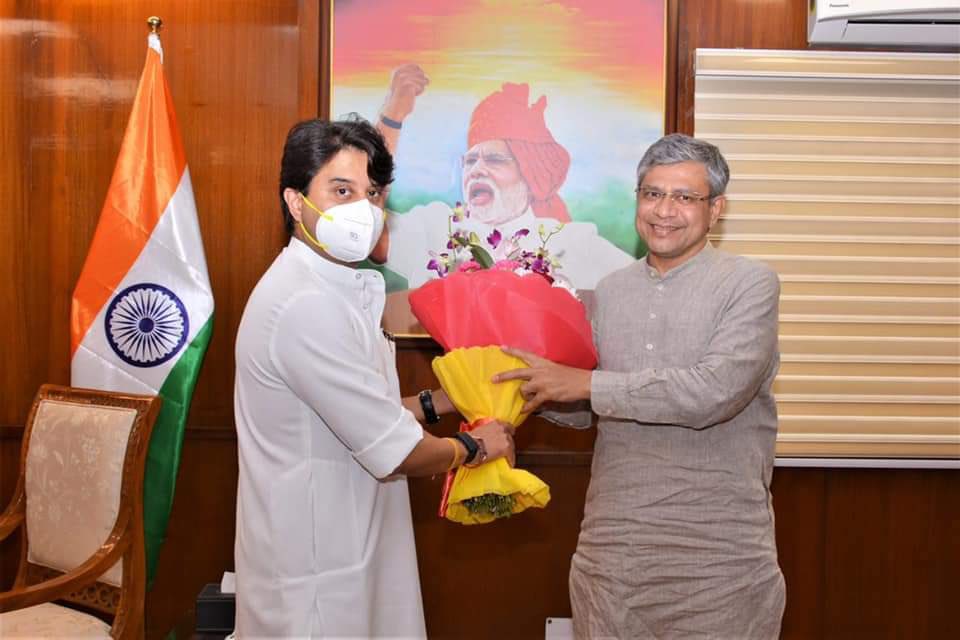 JM_Scindia's tweet photo. केंद्रीय रेल, संचार, इलेक्ट्रॉनिक्स एवं सूचना प्रौद्योगिकी मंत्री श्री @AshwiniVaishnaw जी को जन्मदिन के अनेकानेक शुभकामनाएँ। आपके मंगलमय जीवन, उत्तम स्वास्थ्य और दीर्घ आयु की कामना करता हूँ। https://t.co/3G1Tvqzulo