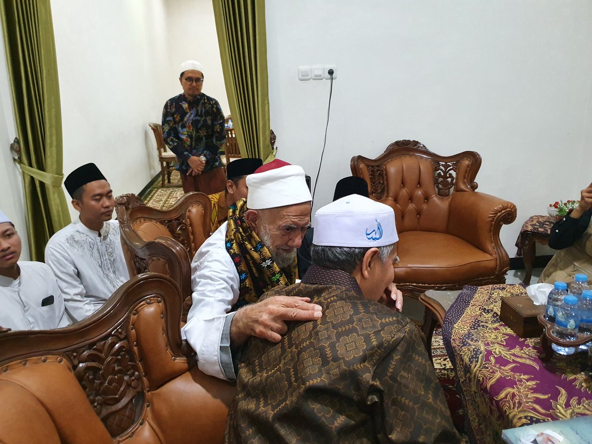 Dan yg paling membahagiakan: Kitab Fath al-Mujib al-Qarib karya Kiai Afifuddin Muhajir akan dibaca dan diajarkan di Universitas al-Azhar, Mesir dan diampu langsung oleh beliau, Syaikh Abd. Aziz, ulama sepuh dan berpengaruh di Mesir. 

ini prestasi untuk peradaban Islam Indonesia.