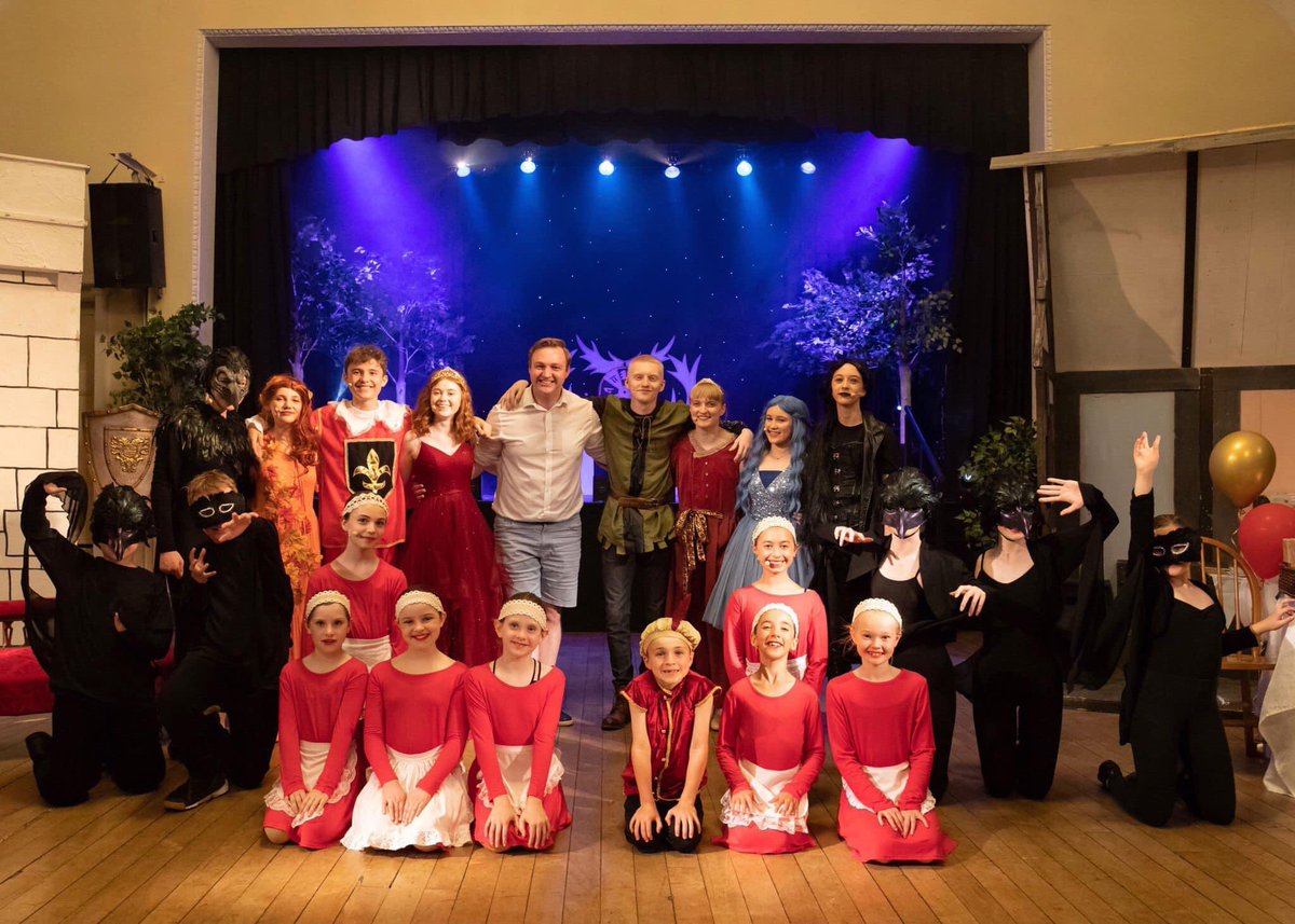 YSBDworkshops's tweet photo. Our West End Masterclass ‘@SBTheMusical Jr’ cast with writer &amp; lyricist @ian_curran_ 

“The best youth production I have ever seen. I was so impressed with the talent &amp; commitment from these young performers. They well and truly deserved their standing ovation.”- Ian 

💜💜💜💜 https://t.co/IcX8A1stlg