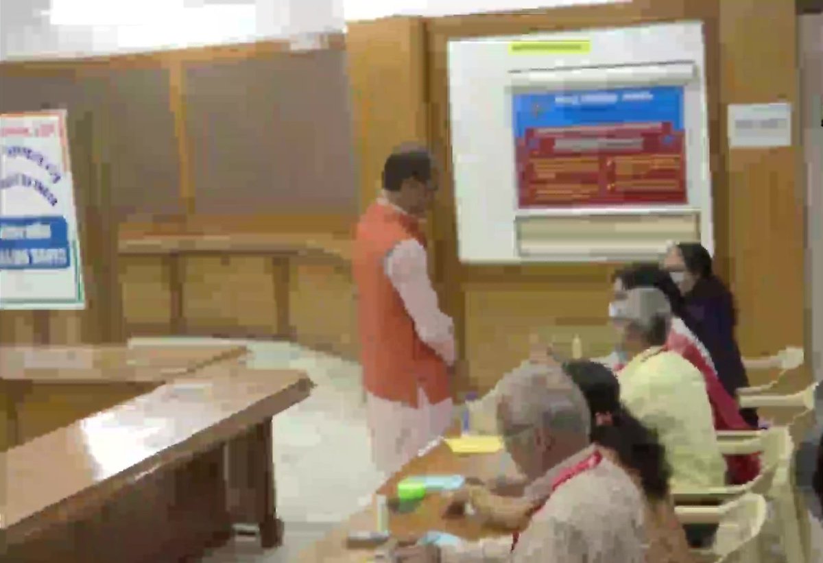 HNNHindi's tweet photo. मध्य प्रदेश: मुख्यमंत्री शिवराज सिंह चौहान ने राष्ट्रपति चुनाव के लिए मतदान किया। @ChouhanShivraj @OfficeofSSC @BJP4MP  #Bhopal #PresidentialElections2022 https://t.co/LFQ3NvFUWr