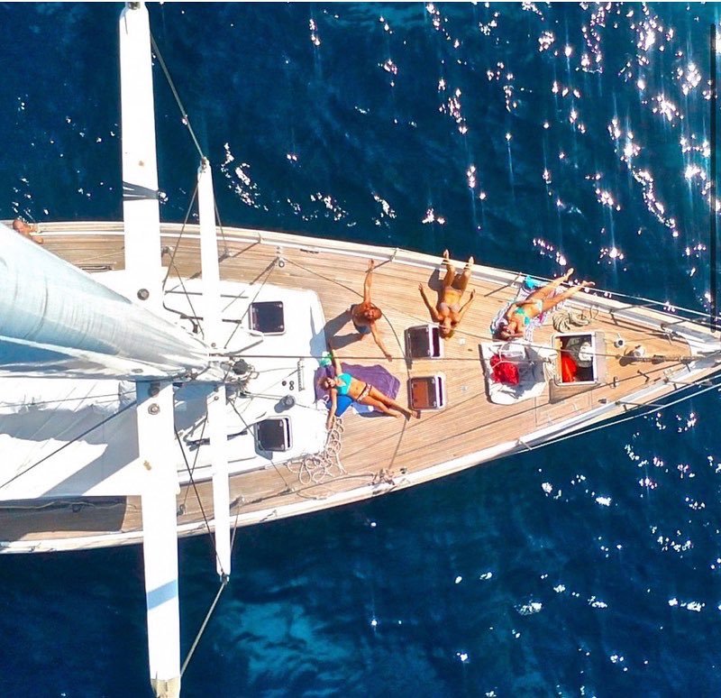 ButlerIschia's tweet photo. Sailing boat tour of Ischia Island, between the blue and the wind, what else…..www.IschiaButler.it/en https://t.co/ao3XLfxEa4