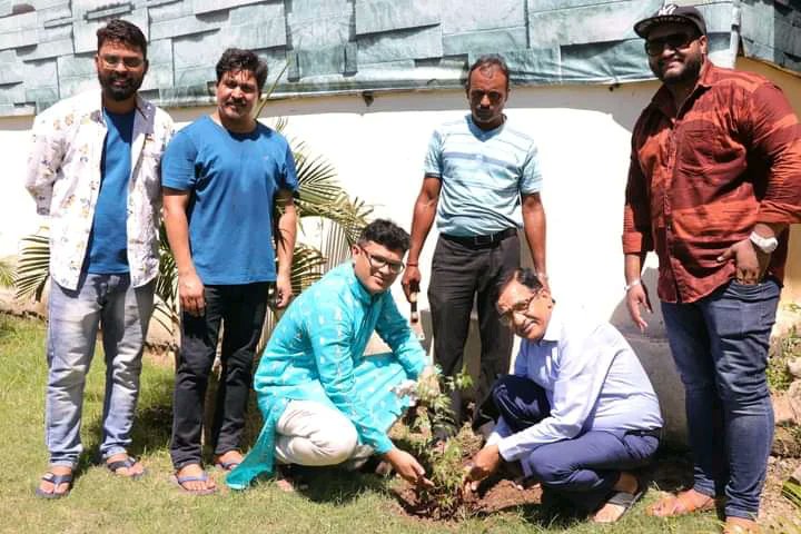 कल हरेला पर्व के अवसर पर CIMS ग्रुप और कॉलेज के चेयरमैन ललित मोहन जोशी जी के साथ फुलारी संस्था के सदस्यों ने वृक्षारोपण किया.

वृक्ष मेरे माता-पिता
वृक्ष मेरी संतान,
वृक्ष मेरे संगी-साथी
वृक्ष मेरे भगवान

-स्व. विशेश्वर दत्त सकलानी जी