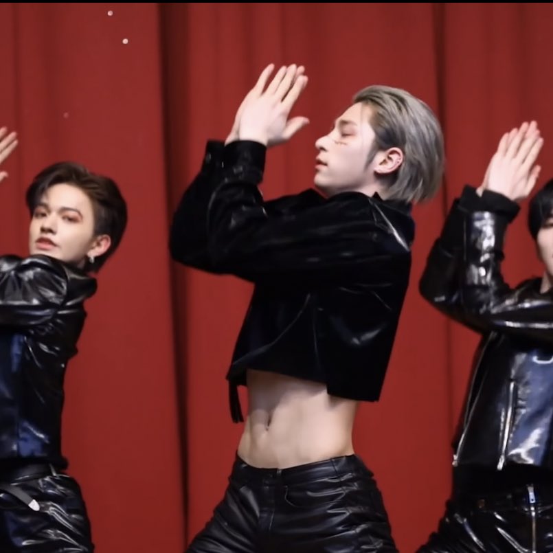 picsofhangyul's tweet image. crop tops were made for him