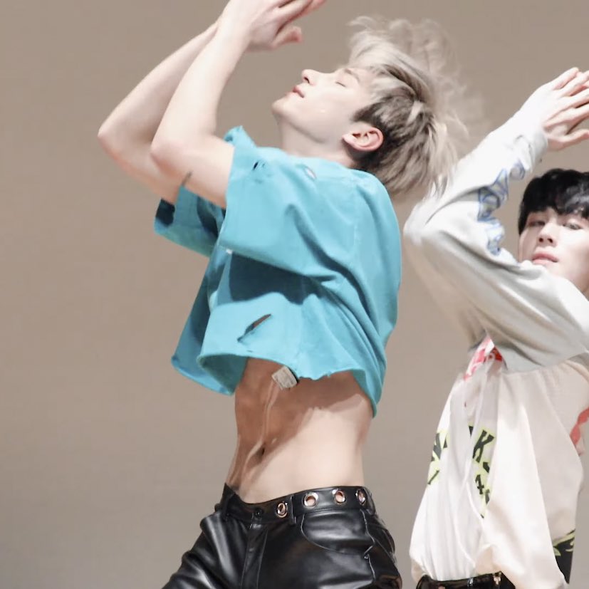 picsofhangyul's tweet image. crop tops were made for him