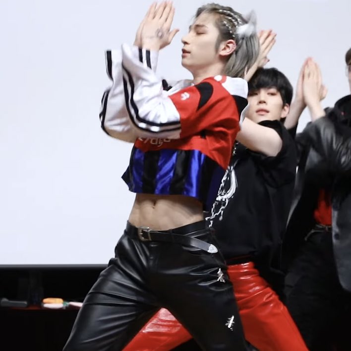 picsofhangyul's tweet image. crop tops were made for him