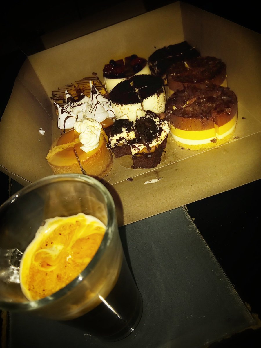 t_urko's tweet photo. #becausesunday work to me ☕🧁 https://t.co/EIc17AjL7C