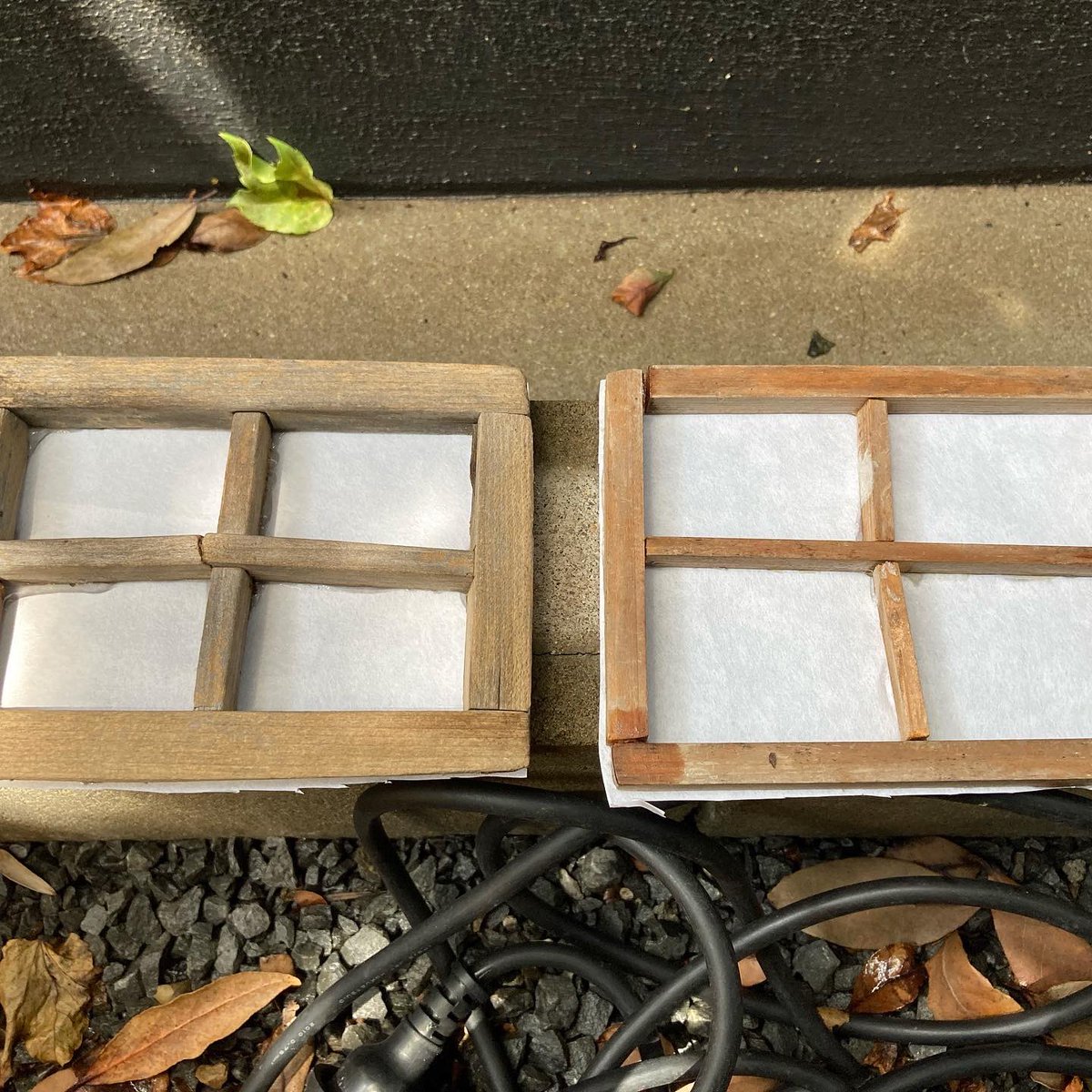 betch73's tweet photo. カフェ・オパールのエントランスにある石燈籠の障子を久しぶりに貼り替えました。が、二つあるうちの一つが上手く出来ません。木枠が崩れているので直さんと。こんないい加減な仕事したん誰や！？僕や！ということで家に持ち帰って直します。すいません。 #cafeopal #カフェオパール #石燈籠 https://t.co/qa9MXEPUZS