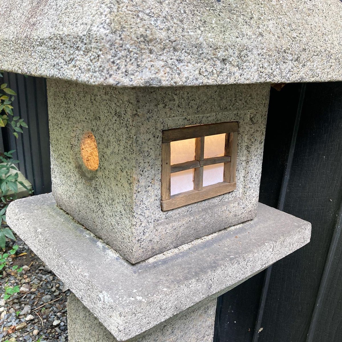betch73's tweet photo. カフェ・オパールのエントランスにある石燈籠の障子を久しぶりに貼り替えました。が、二つあるうちの一つが上手く出来ません。木枠が崩れているので直さんと。こんないい加減な仕事したん誰や！？僕や！ということで家に持ち帰って直します。すいません。 #cafeopal #カフェオパール #石燈籠 https://t.co/qa9MXEPUZS