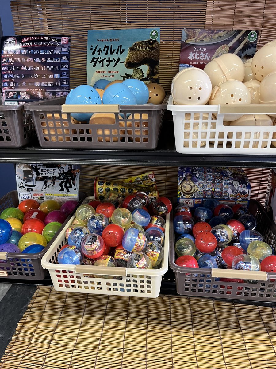media_k1's tweet photo. 本日、店内片付けながら18時までお店を開けさせていただきます!（ほんとに最後です😅）

さらにコチラを追加　↓
◎コミック･攻略本　１冊　１０円
◎ガチャガチャ　１個　１０円～
◎ゲームオプション(アミーボ含む)新･中古とも半額

店主が店頭にいる際、商品によっては『値段交渉』も可！かも😏 https://t.co/UC1KCq0zTe