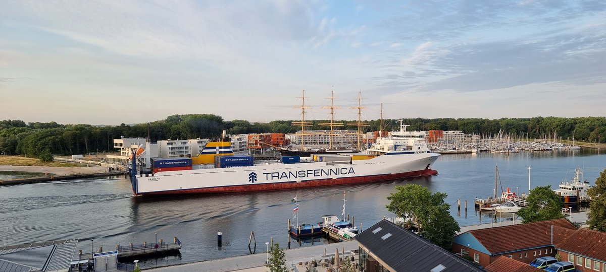 Hobbyfotografin's tweet photo. #Moin, ist schon gut was los beim Schiffe gucken auf der Trave. 😃
5 Fähren sind bereits reingekommen, die ersten 4 von 5 gibt's hier in der Reihenfolge, wie sie #Travemünde erreicht haben.
#HafniaSea
#Seaguard
#StenaLivia
#Finnpartner https://t.co/BKuPCzySwl