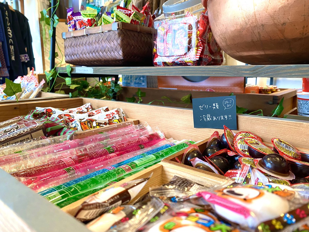 a03320's tweet photo. たった6坪の
ちいさな駄菓子屋ですが

大人が15分も滞在して
「楽しかったです！」
と帰ってくれるの凄く嬉しい✨ https://t.co/Y9qVig4YDS