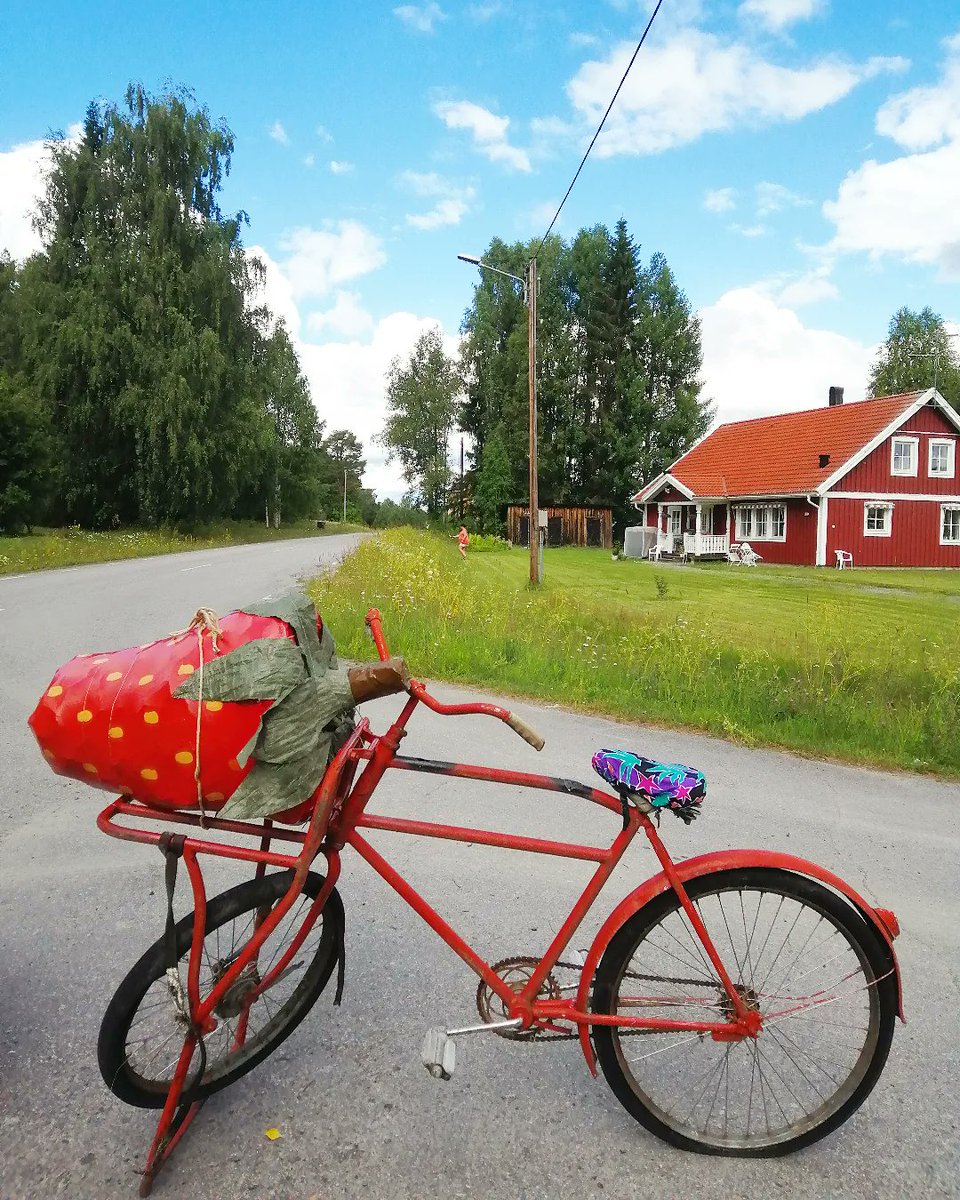 ThereseHenriks's tweet photo. I Mockträsk är jordgubbarna stora! 
🍓🍓🍓
#jordgubbar https://t.co/QDd7hNe9Pl