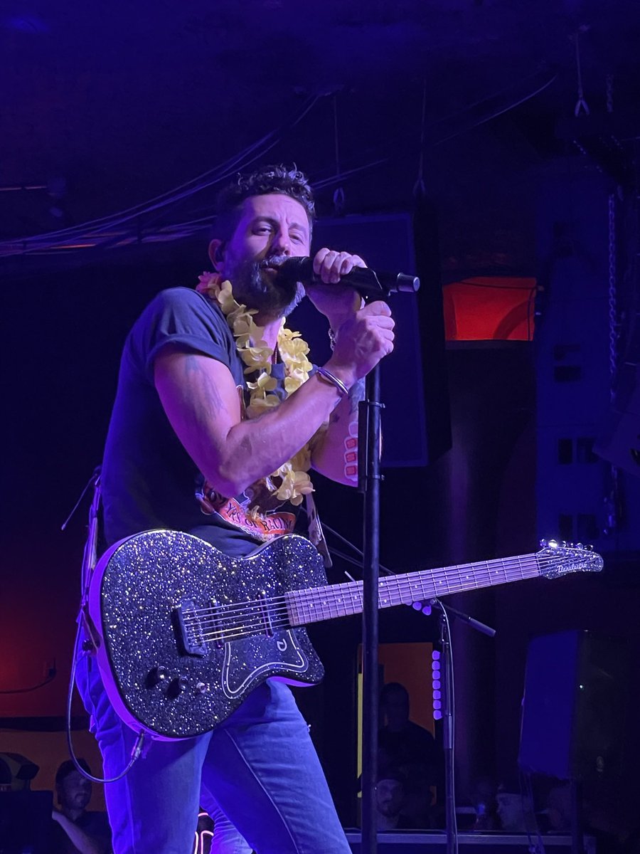 aleahpark's tweet photo. When Matt looked right at me while singing Hawaii, I was reminded why I love that song so much 🌺 

‘Yeah that rainbow we were under sometimes I wonder why we ever left Hawaii’ -@OldDominion https://t.co/3MKkBqbnWT