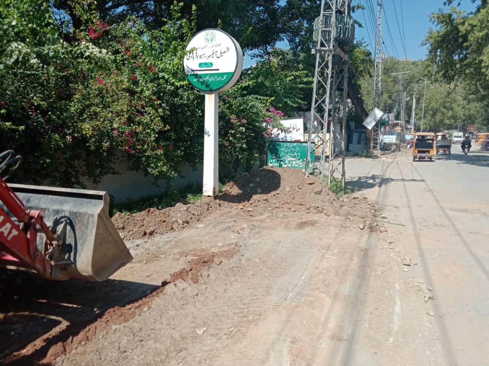 اسسٹنٹ کمشنر چوآسیدن شاہ نے عوامی شکایت پر کھیوڑہ روڈ کی صفائی کے احکامات جاری کئے اور موقع کا دورہ کرکے صفائی کے عمل کا جائزہ لیا