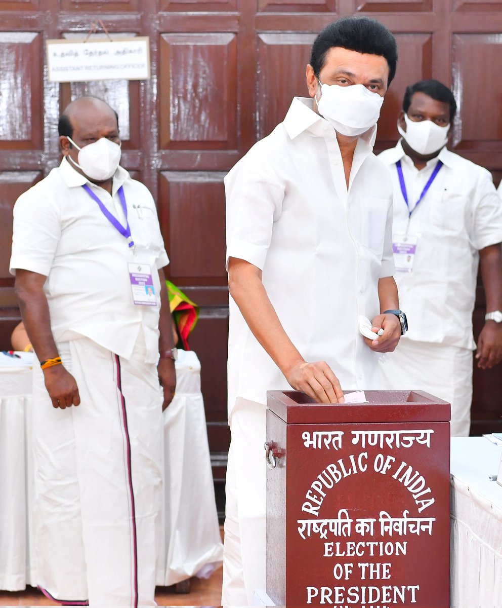 CMOTamilnadu's tweet photo. தலைமைச் செயலகத்தில் உள்ள சட்டமன்றப் பேரவைச் செயலகக் குழுக் கூட்ட அறையில் அமைக்கப்பட்டுள்ள வாக்குச்சாவடியில் இந்திய குடியரசு தலைவருக்கான தேர்தலில் தனது வாக்கினை மாண்புமிகு முதலமைச்சர் @mkstalin அவர்கள் செலுத்தினார். https://t.co/As4sP2CfFS